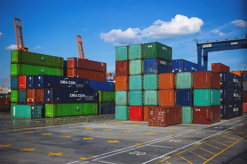 Diversos containers empilhados em um porto