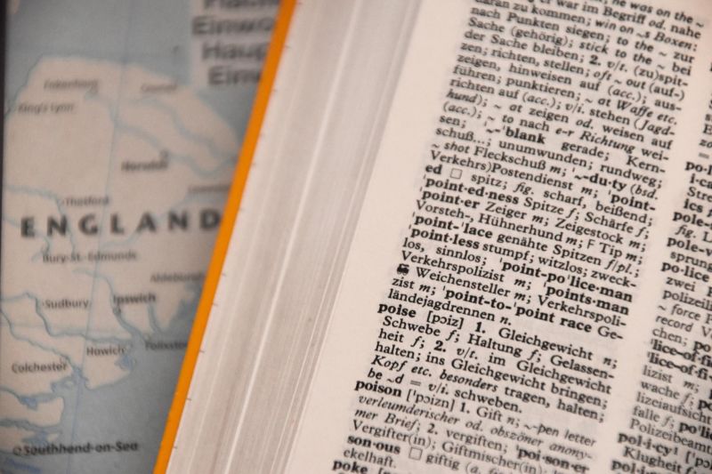 Dicionário em inglês com mapa mundo ao fundo