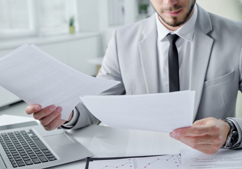 homem analisando documentos traduzidos