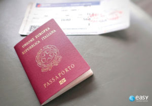 Composição de passaporte italiano vermelho e passagem de avião.