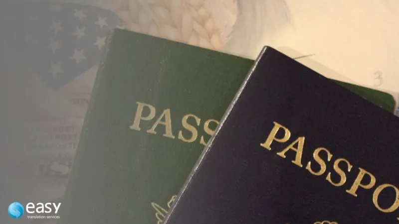 Dois passaportes, um em cor azul e outro em cor verde.