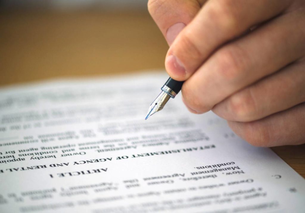 Close-up do contrato de assinatura de mão
