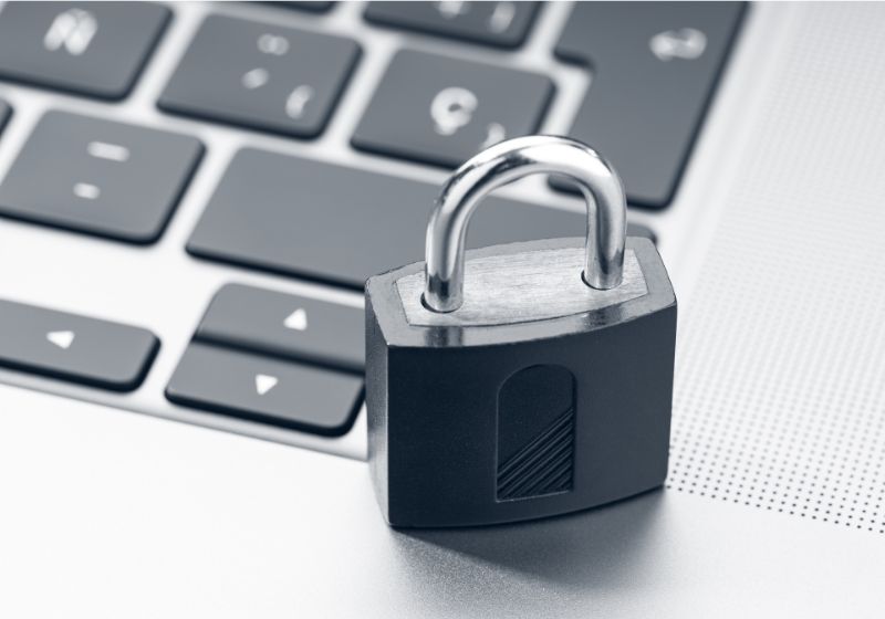 Cadeado em cima de um notebook