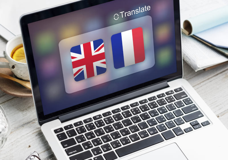 Tela de um notabook com a bandeira da Inglaterra e da França
