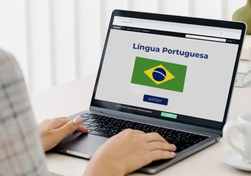 Pessoa acessando um site com um Ligua Portuguesa