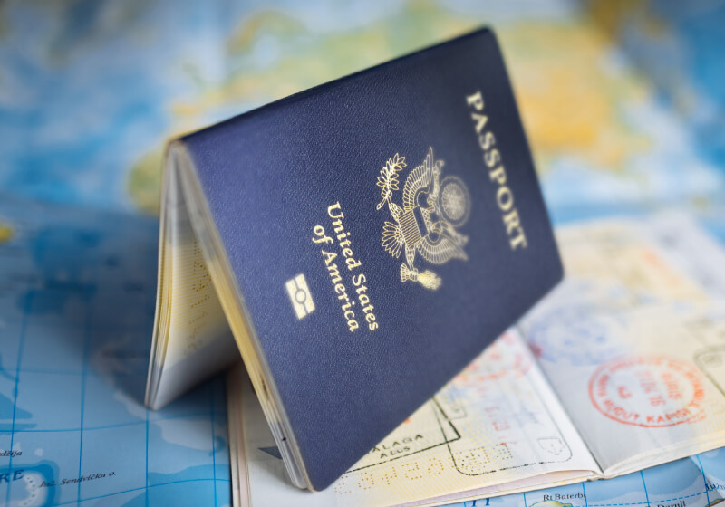 passaporte acima de um mapa representando o visto eb3