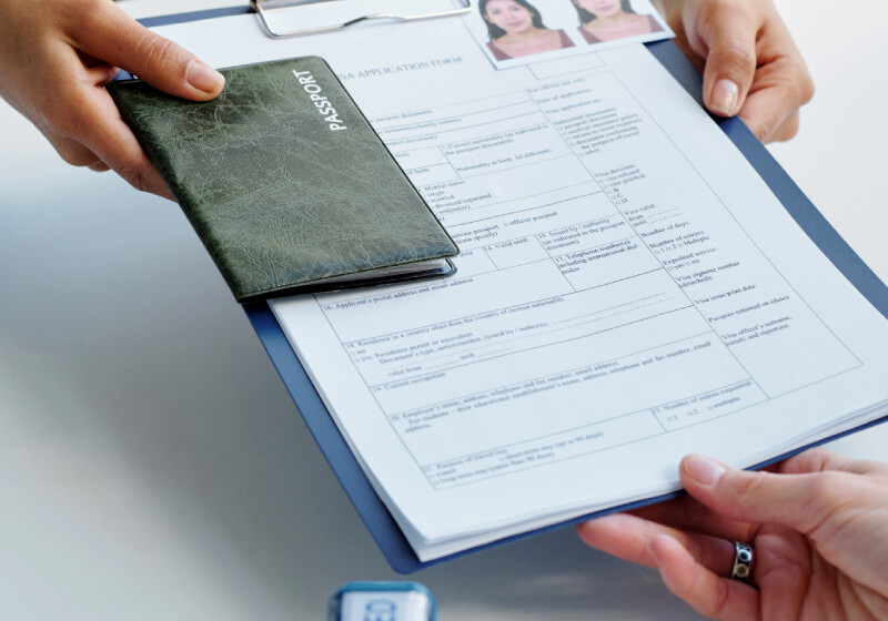 passaporte e documentação representando quem pode aplicar o visto eb3