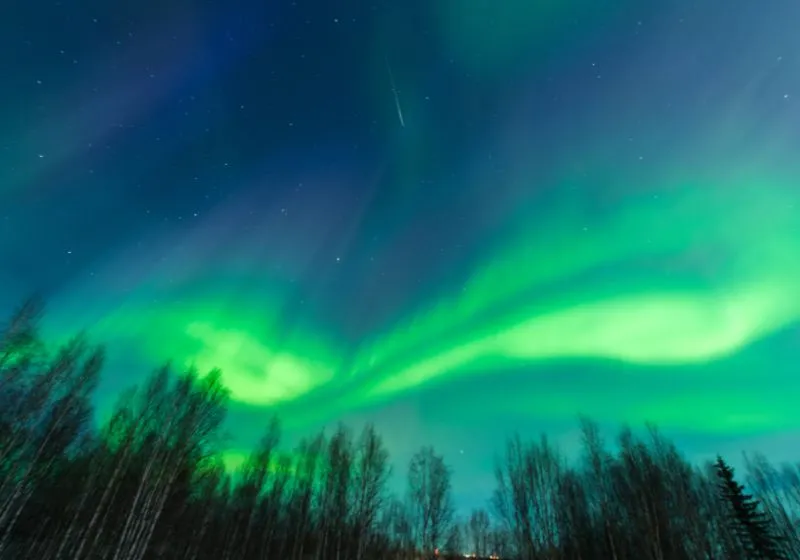 Pessoa vendo a aurora boreal no Canadá