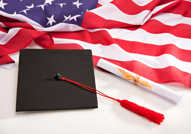 bandeira dos estados unidos com diploma e chapéu de graduação 