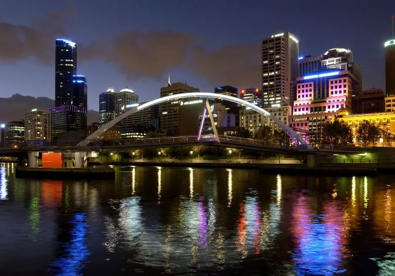 imagem noturna da cidade de Melbourne