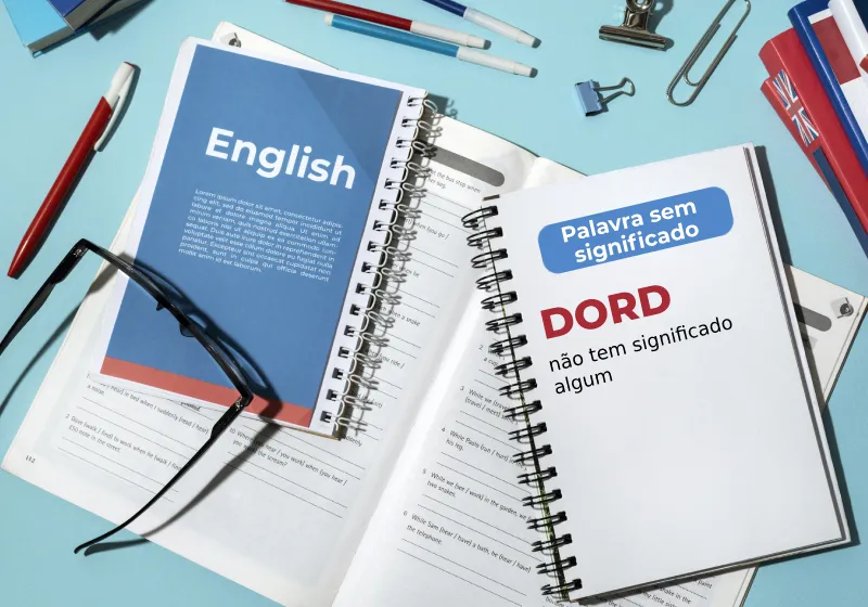 mesa de trabalho com livros de inglês óculos e canetas