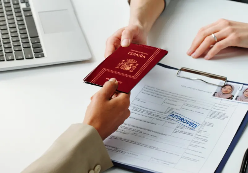 mulher dando passaporte para mulher estrangeira aprovado 