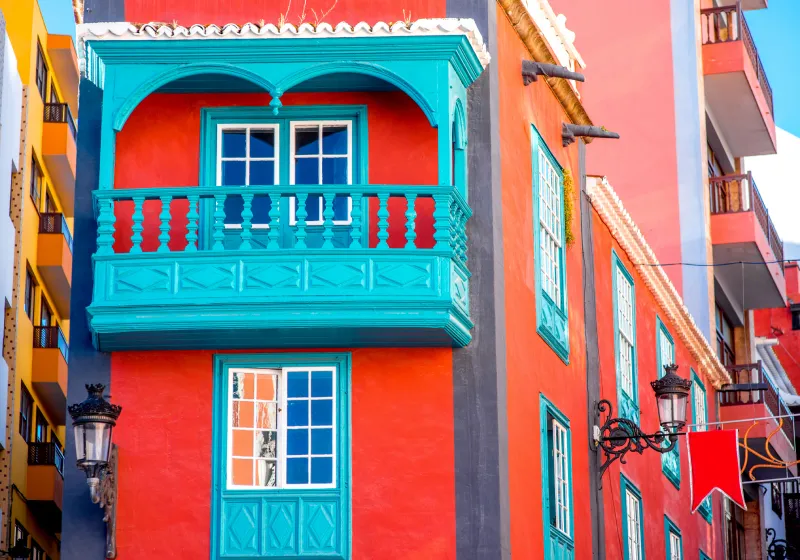 casas espanhola coloridas com lindas varandas 