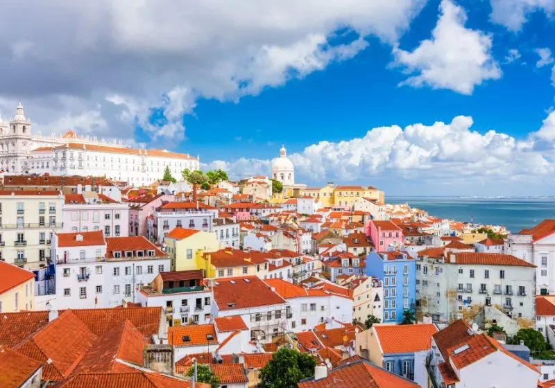 várias casa com um céu azul na cidade de cidade de Portugal