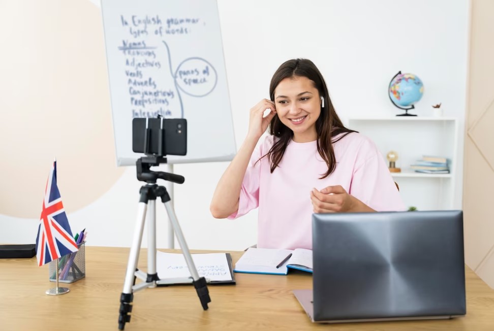 mulher jovem no notebook traduzindo as mensagens que recebe ao vivo