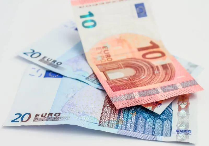 dinheiro em euro em um fundo branco 
