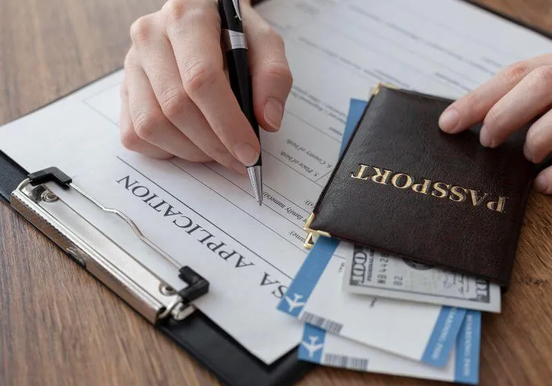 pessoa assinando um visto de trabalho na Irlanda