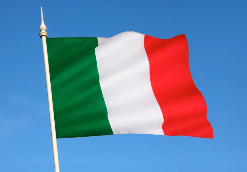 imagem de uma bandeira da Itália em um fundo azul 