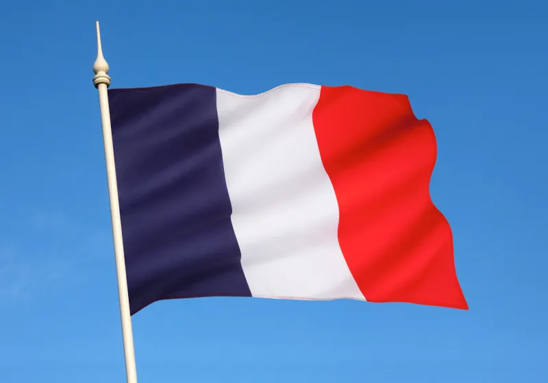 imagem da bandeira da França em um fundo azul 