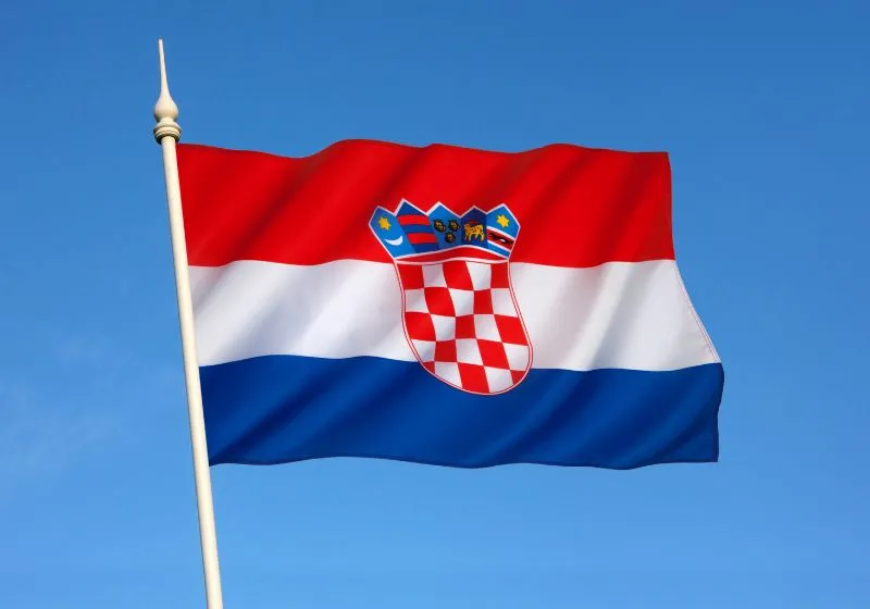 imagem de uma bandeira da Croácia em um fundo azul 
