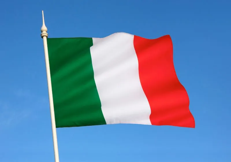 imagem de uma bandeira da Itália em um fundo azul 