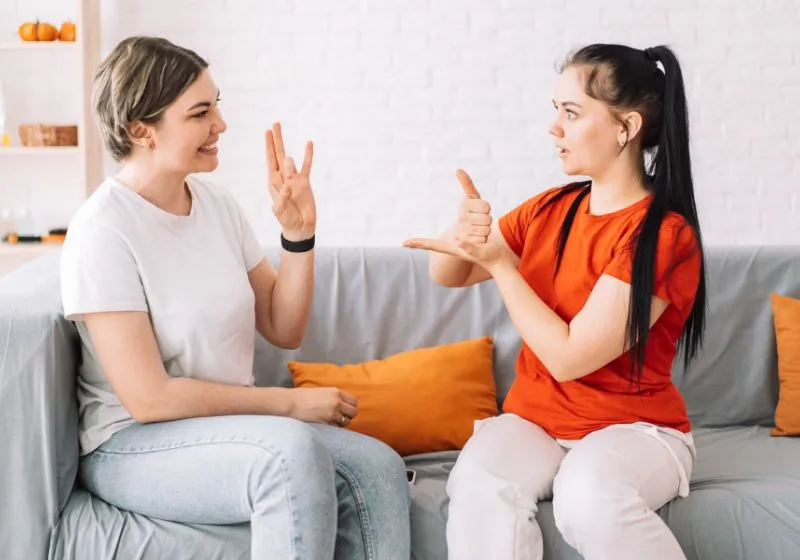 imagem de duas mulheres falando em Língua de sinais