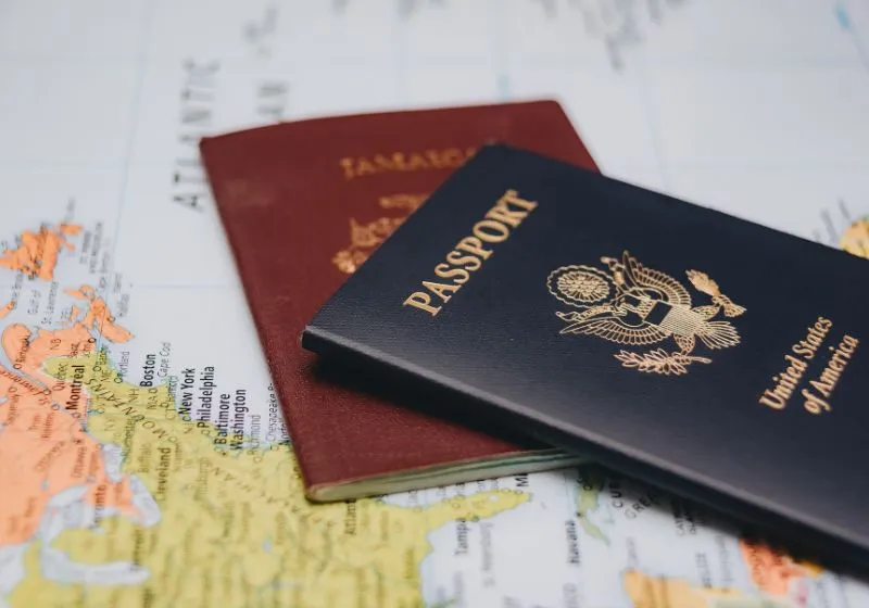 Imagem de dois passaporte em cima de um mapa
