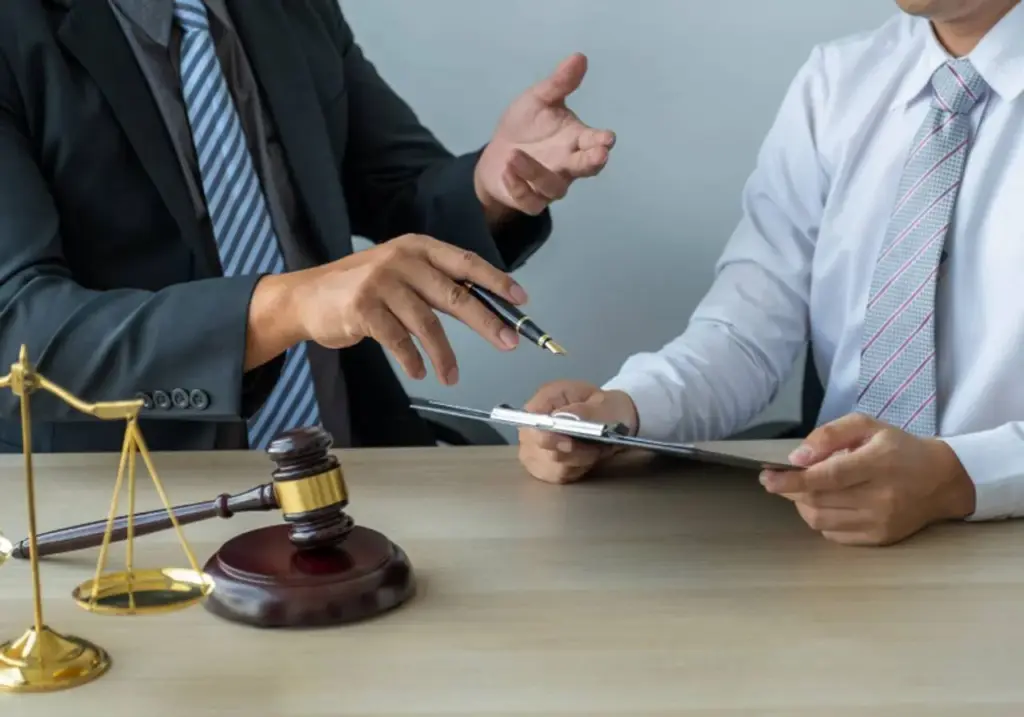 advogado passando ao seu cliente internacional uma tradução jurídica válida em seu país