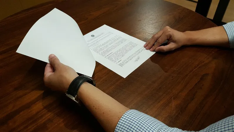tradutor juramentado profissional realizando uma tradução juramentada
