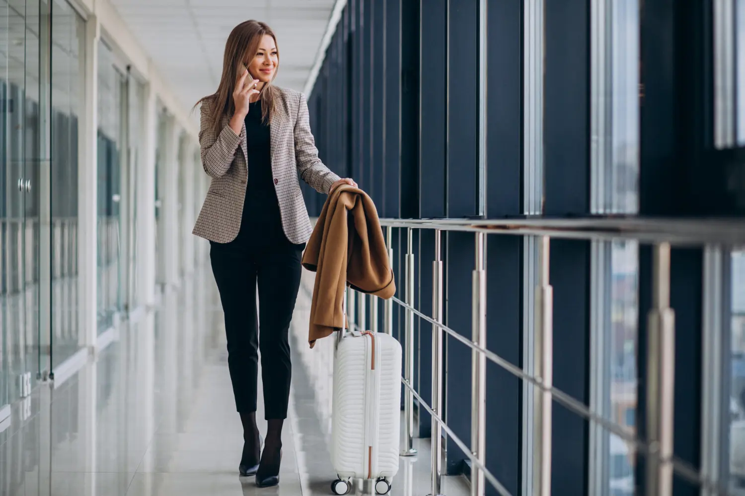 Mulher no aeroporto pronta para se mudar para um dos melhores países para se morar