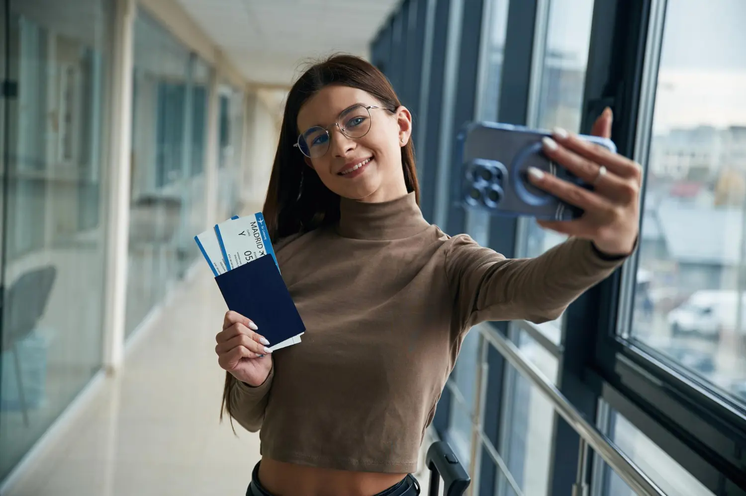 Mulher no aeroporto pronta para usar seu visto australiano