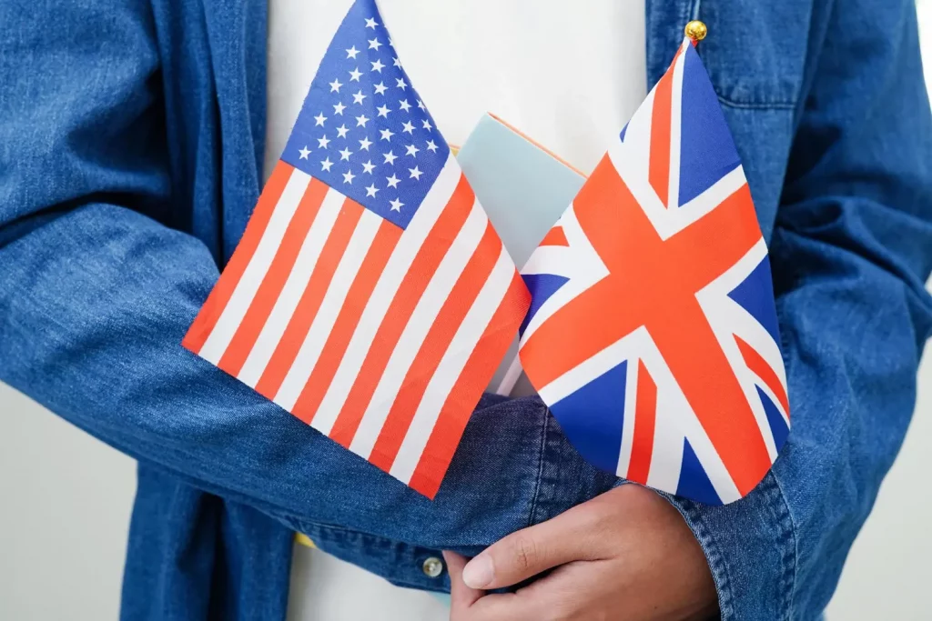 bandeiras representando inglês americano e inglês britânico 