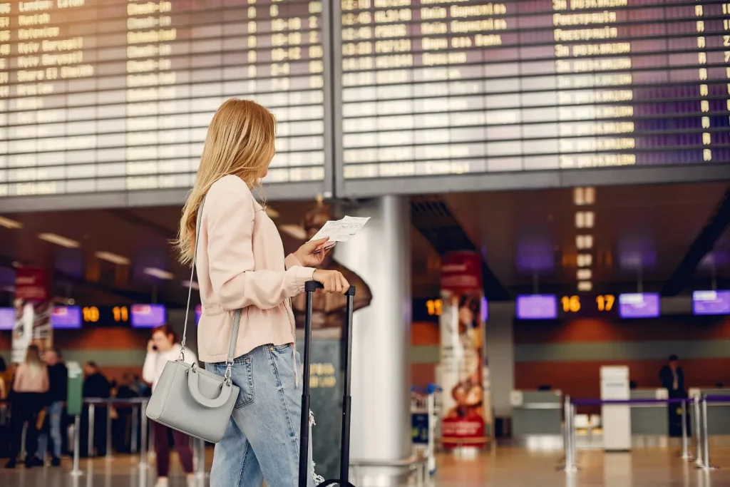 Mulher em aeroporto após aprender como morar fora do Brasil