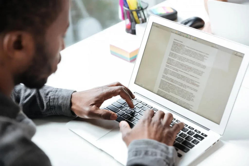 Homem fazendo o trabalho de tradutor de artigos