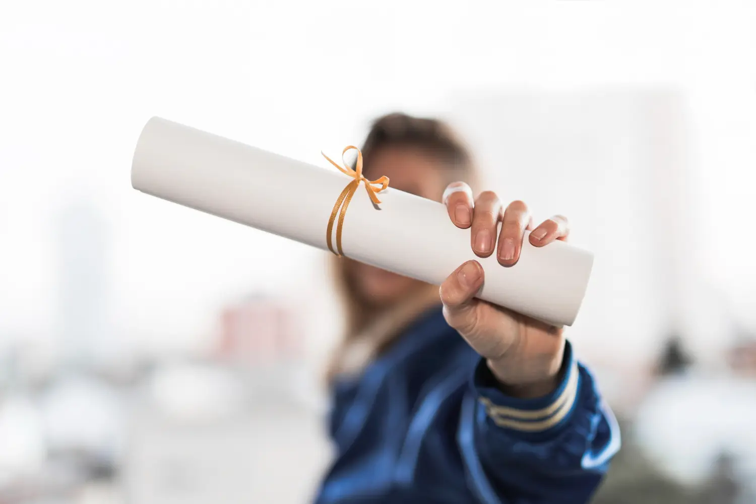 Jovem mostrando seu diploma para representar o serviço de tradução de certificados