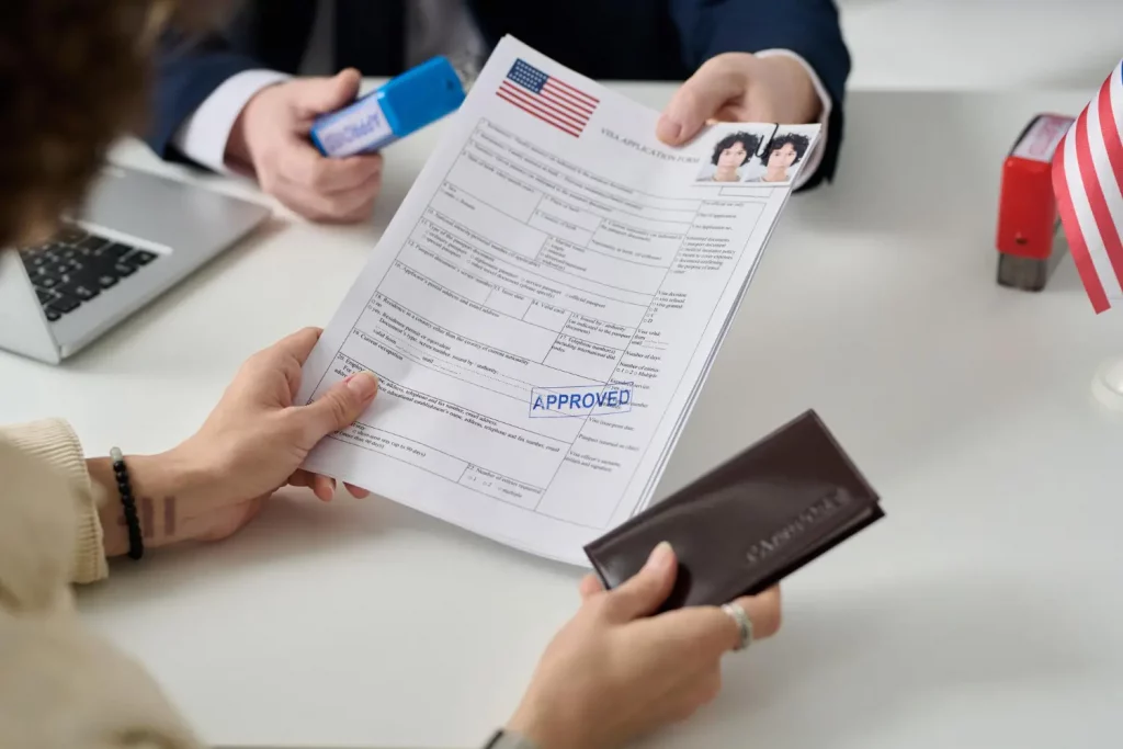 Mulher obtendo o visto J1 no escritório de imigração e segurando os formulários aprovados