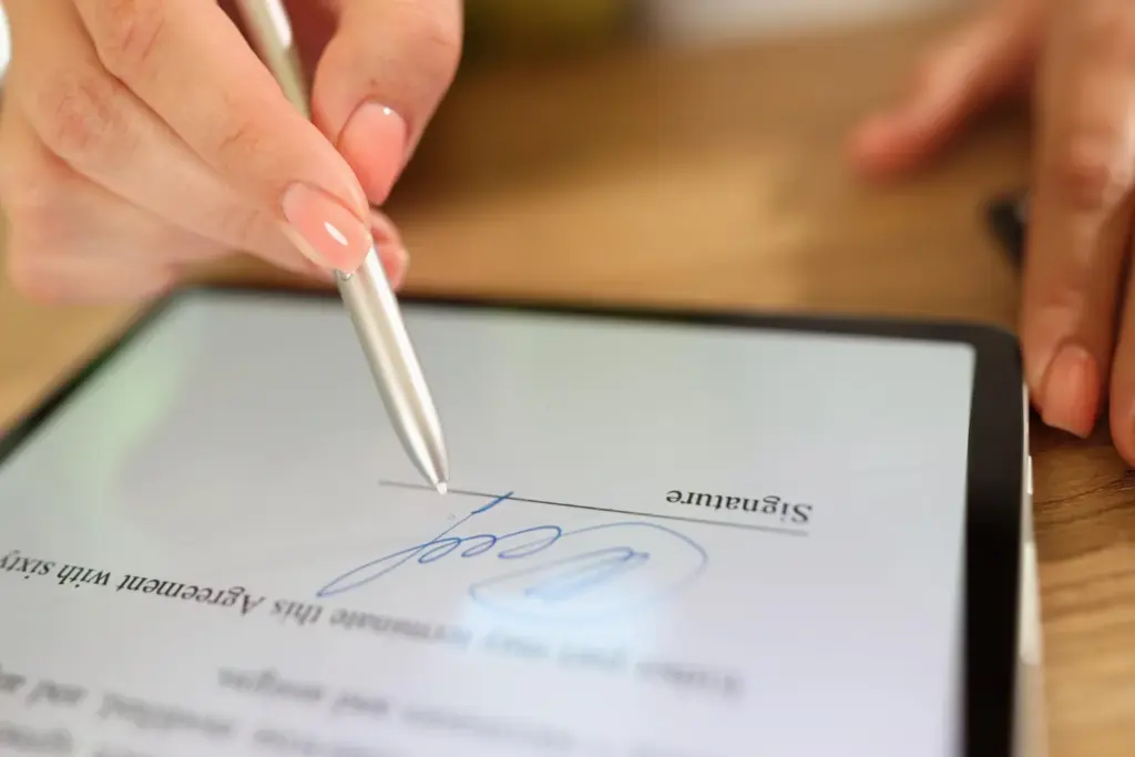 Tradução juramentada com assinatura digital sendo validada em contrato eletrônico
