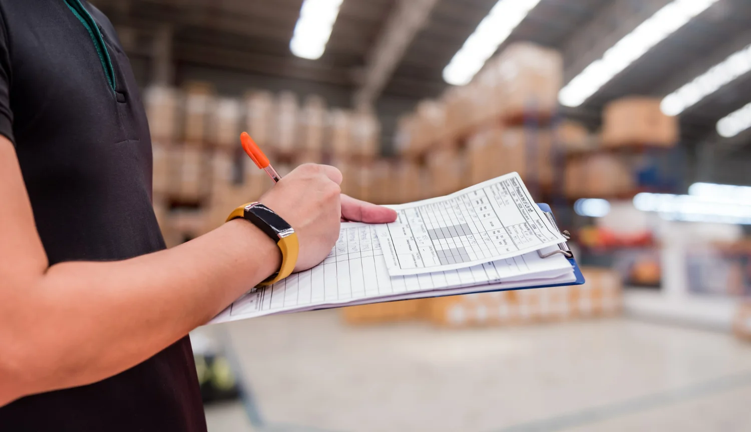 Trabalhador conferindo documento com tradução profissional em empresa exportadora