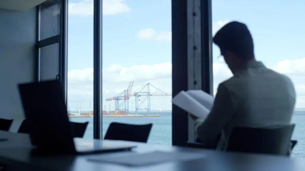 Gerente analisa tradução técnica de documentos do setor offshore com vista para porto marítimo