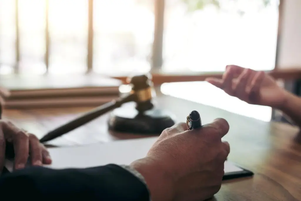 Tradutor público assinando tradução juramentada para apresentação em processos legais e aduaneiros
