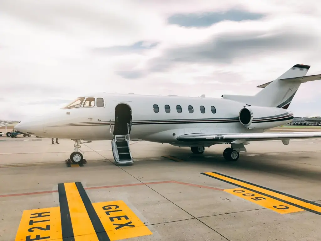 Táxi aéreo estacionado em terminal de aeroporto para representar a importância dos tradutores especializados