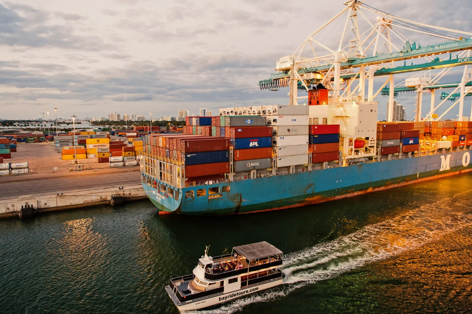 Navio de exportação atracado em porto internacional, representando a tradução do certificado de embarcação