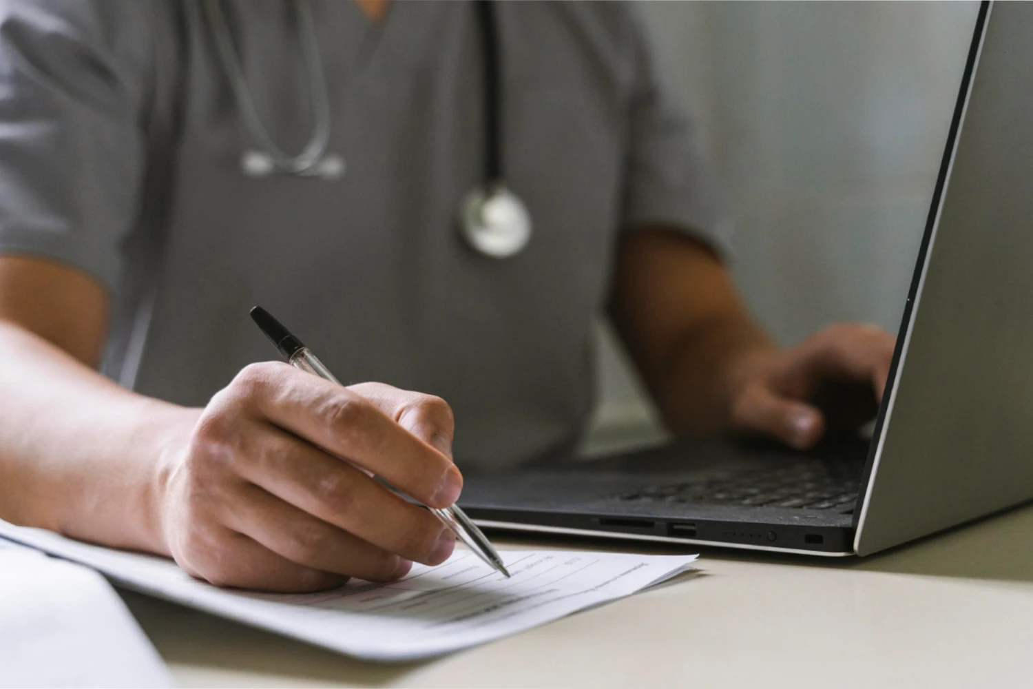 Médico redigindo prontuário, representando a importância da tradução de documentos médicos com precisão e responsabilidade