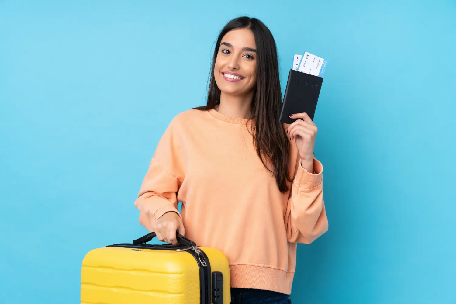 Jovem com mala e passaporte após descobrir a resposta para como saber se tenho direito a outra cidadania