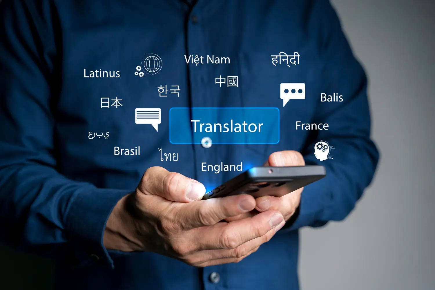 Pessoa usando app de tradutor inglês x português no celular, com vários ícones de idiomas ao redor na tela