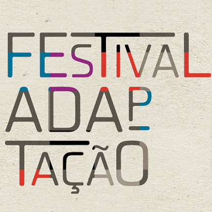 Logo festival adaptação com um fundo cinza e a frase é multicolorida