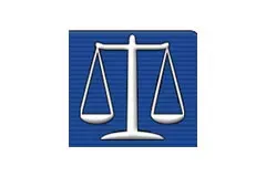 imagem da balança da justiça na cor branca sobre um fundo azul