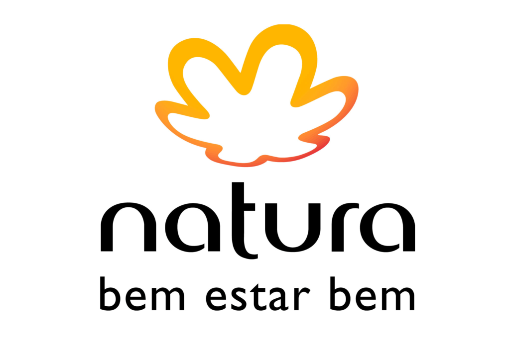 Logo natura com fundo branco, letra na cor preta e simbolo laranja