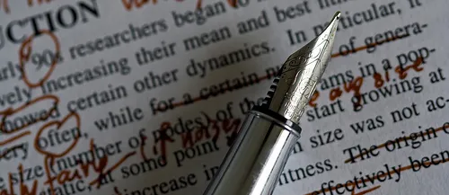 Uma caneta tinteiro sobre um livro